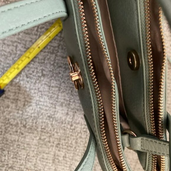 Lauren Conrad Green Purse 3 Compartments with Shoulder Strap - Picture 2 of 7